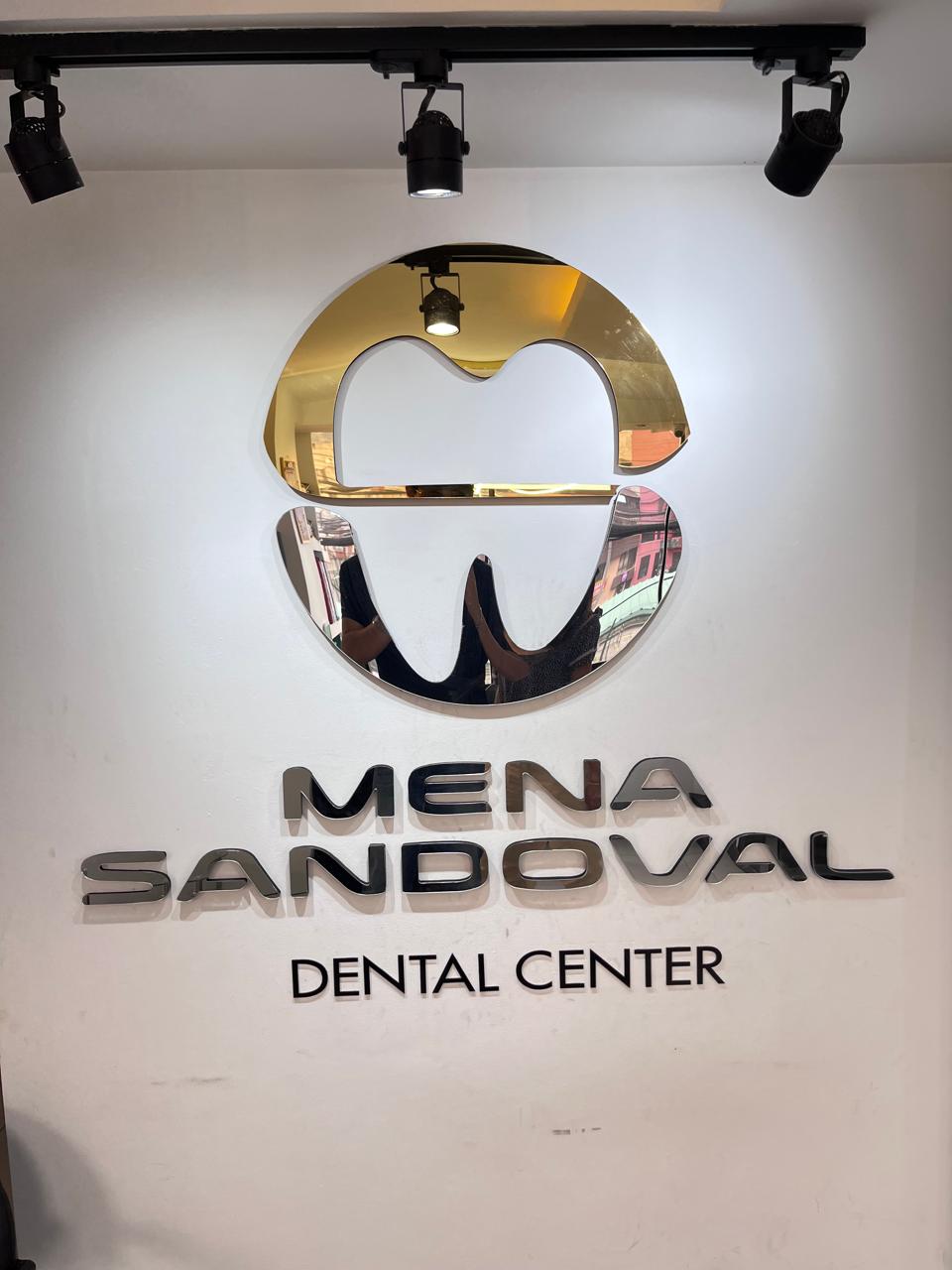 Letrero original de Mena Sandoval Dental Center